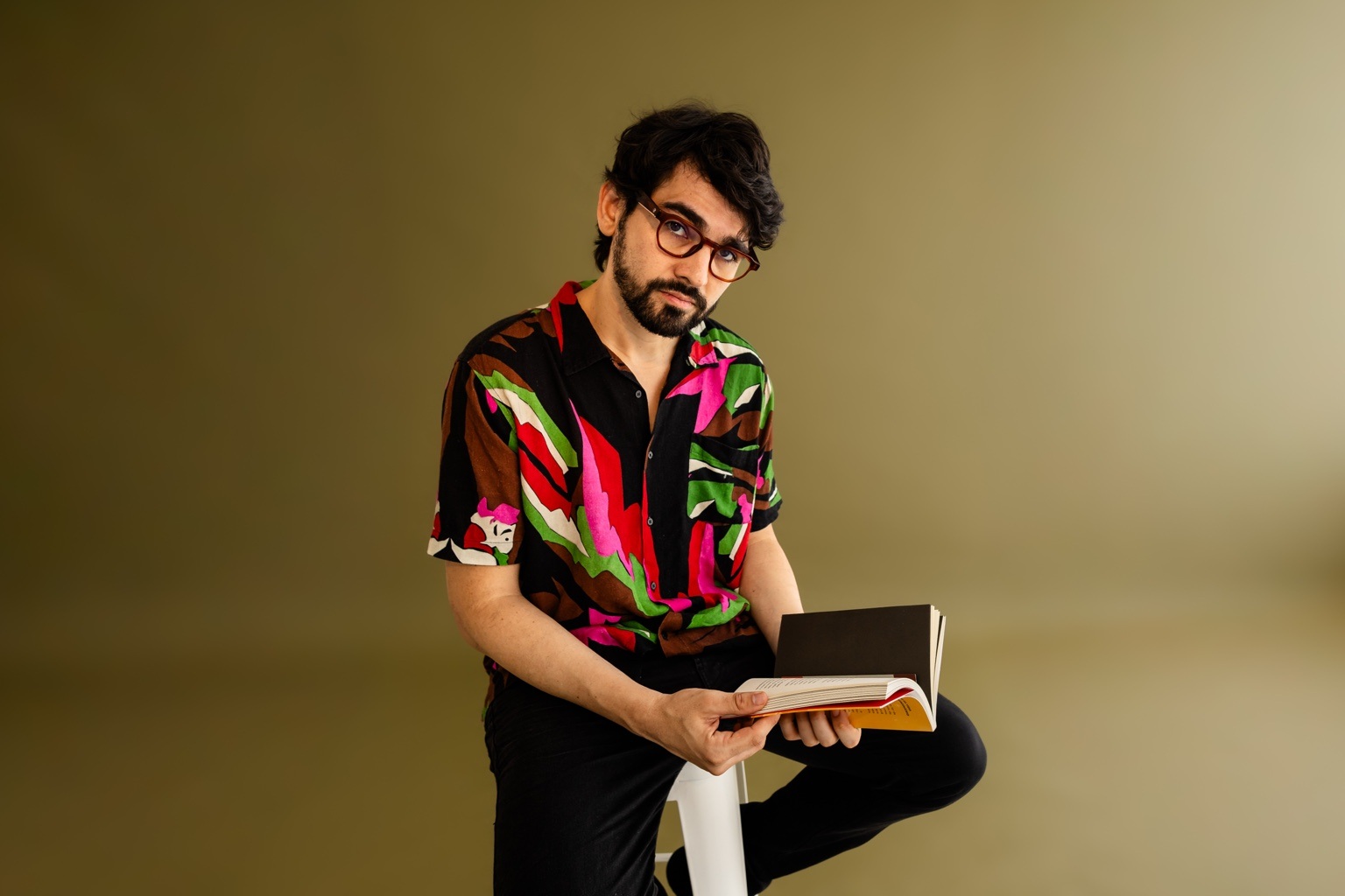 Matheus Peleteiro segurando um livro
